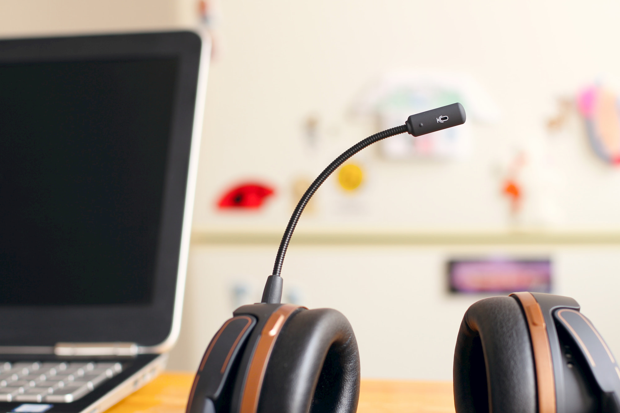 Call center agent headset and workstation